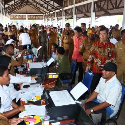 Dukcapil Kabupaten Sorong Bagikan 1.878 Dokumen Kependudukan kepada Warga